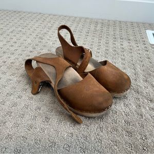 Low wood brown oiled nubuck clogs